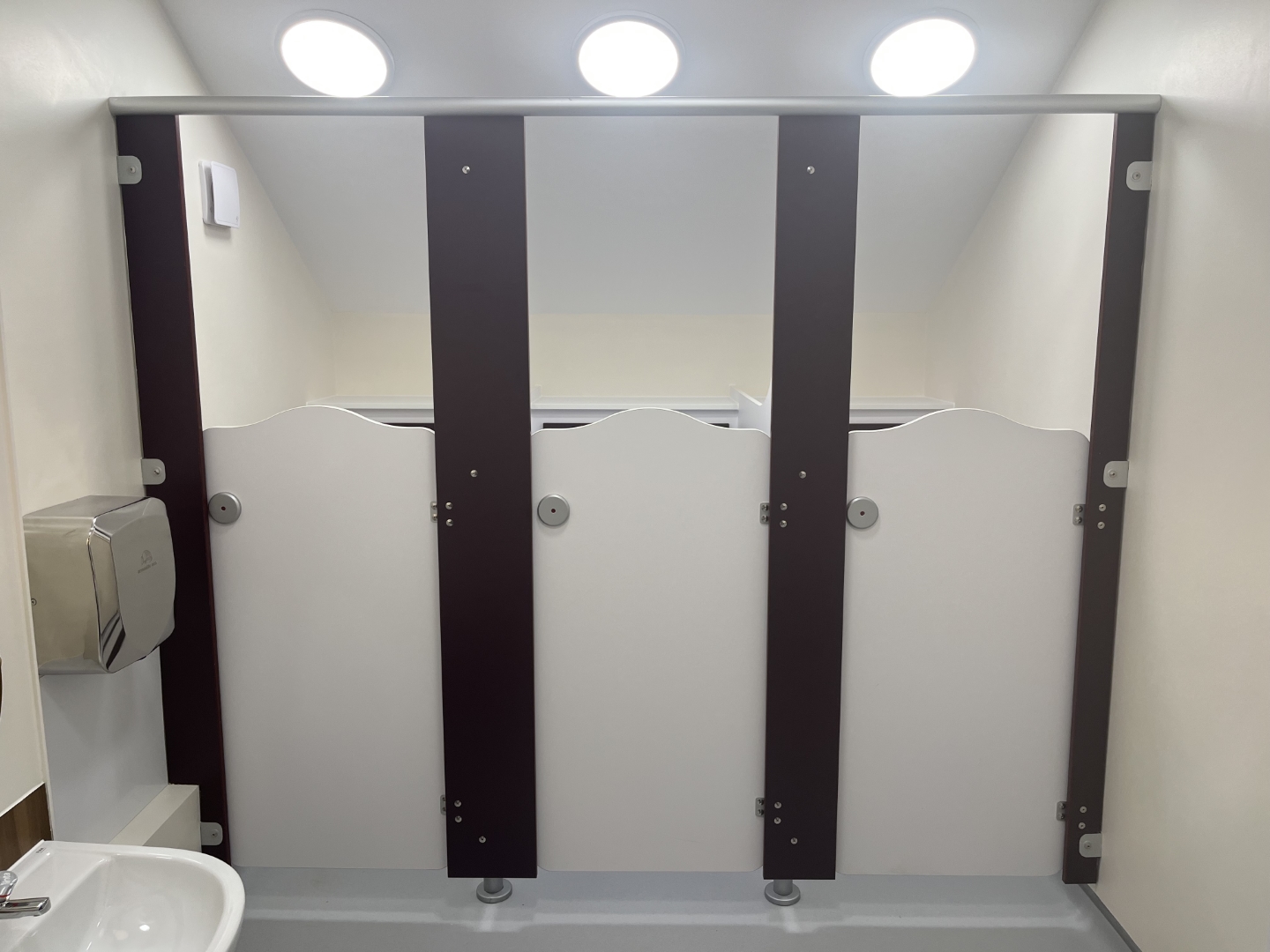 Toilet cubicle pilaster